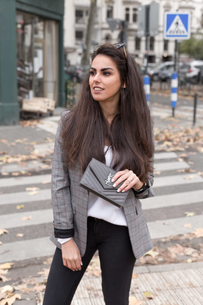 Handtasche Tasche Mieten YSL Saint Laurent Herbstoutfit neutral clutch grau Rebecca Garcia
