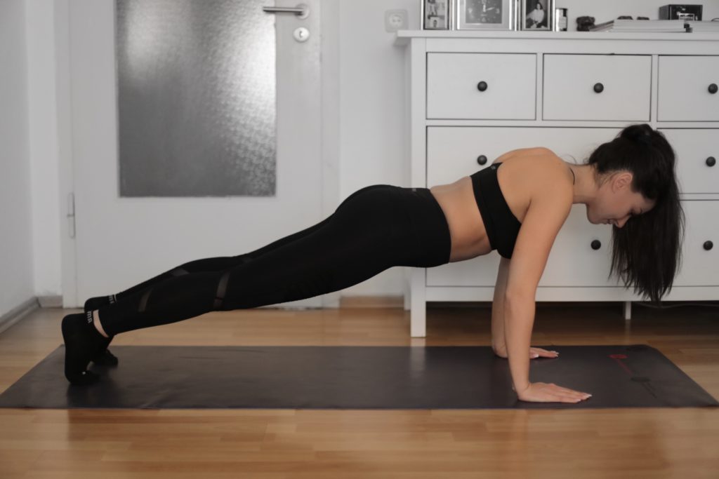 HOMEWORKOUT, ÜBUNG FÜR ZUHAUSE, LIEGESTÜTZE