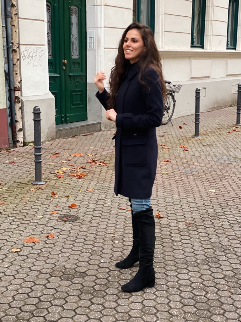 Rebecca Garcia mit Blaue Mantel und coolen Boots für einen casual Herbstlook bzw. Winterlook