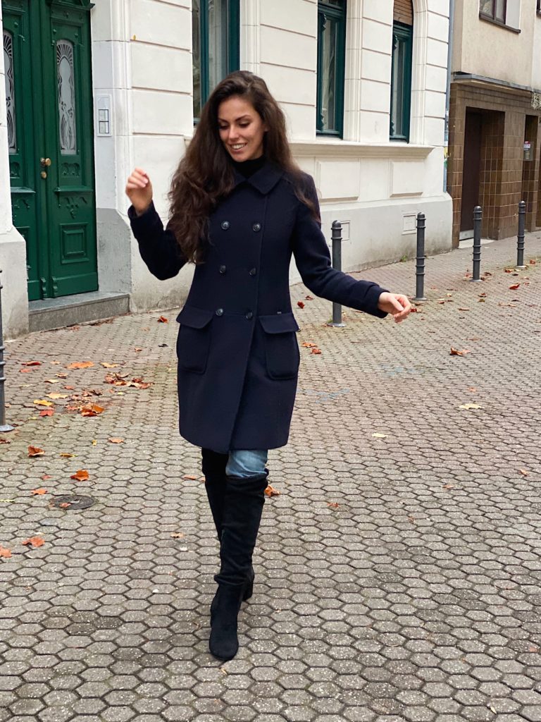 Blauer Mantel für einen casual Herbstlook