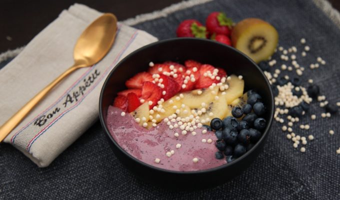 Porridge Smoothie Bowl mit Früchten und goldener Löffel