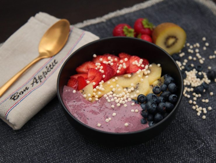 Porridge Smoothie Bowl mit Früchten und goldener Löffel