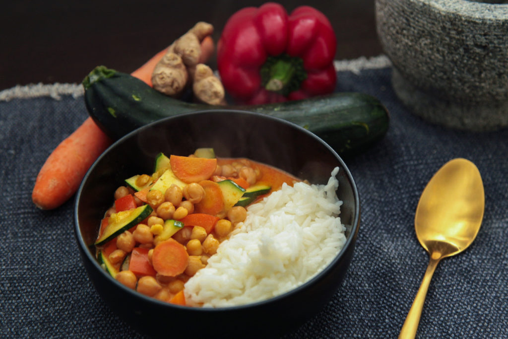 Veganes Kichererbsen-Curry mit Reis und Gemüse Foodblogger